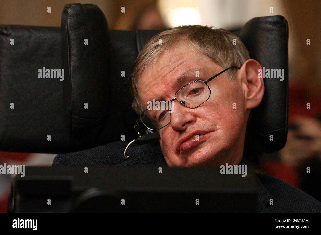 Professor Stephen Hawking während der gemeinsamen Pressekonferenz zur "Weltuntergangsuhr", die das Risiko einer nuklearen Apokalypse darstellt, in der Royal Society in London und der American Association for the Advancement of Science in Washington, DC. Stockfoto