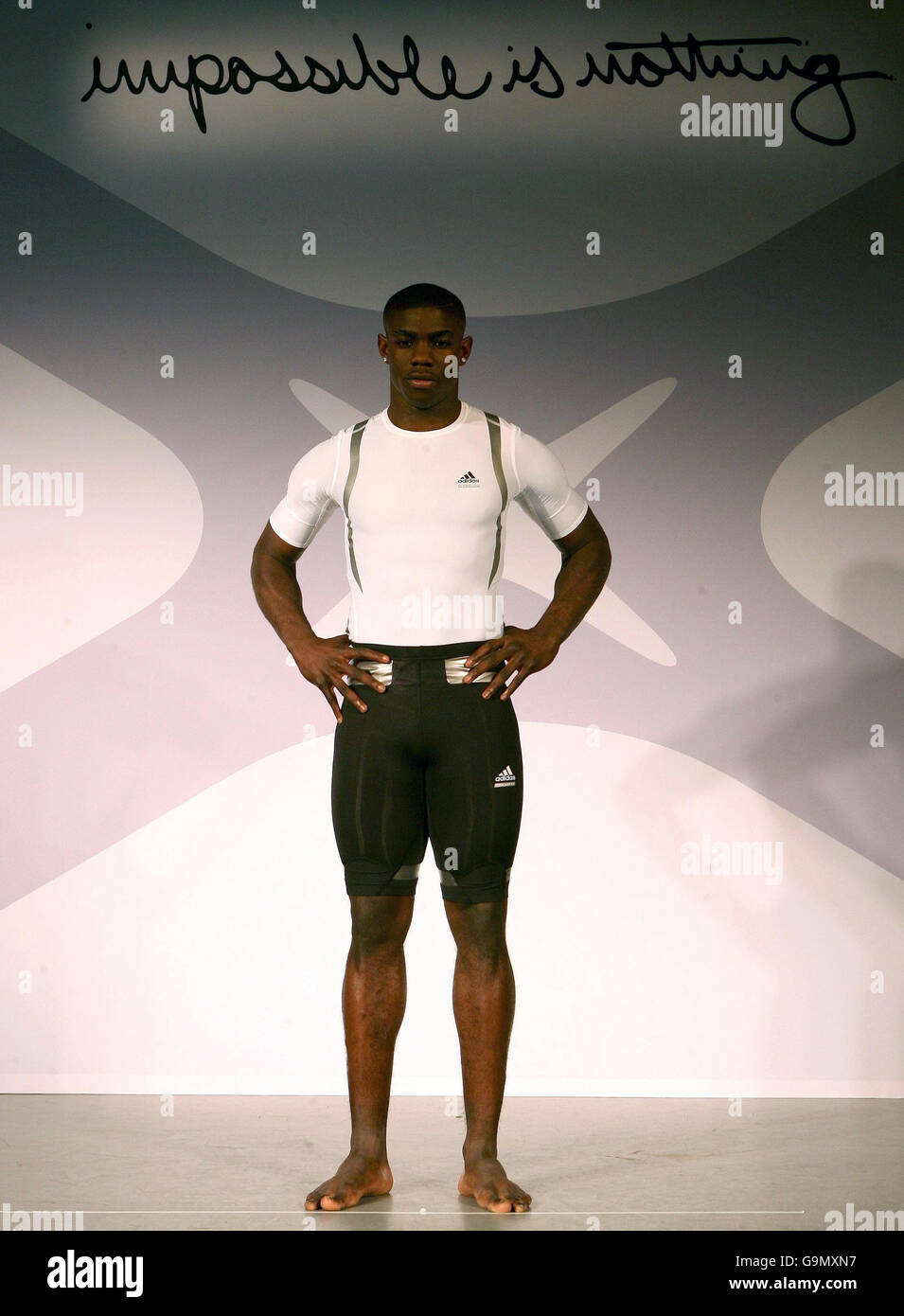Sport Adidas neue Techfit Bekleidung Stockport. Micah Richards von Manchester City modelliert die neue adidas Techfit Kleidung bei Adidas Stockport Stockfotografie Alamy