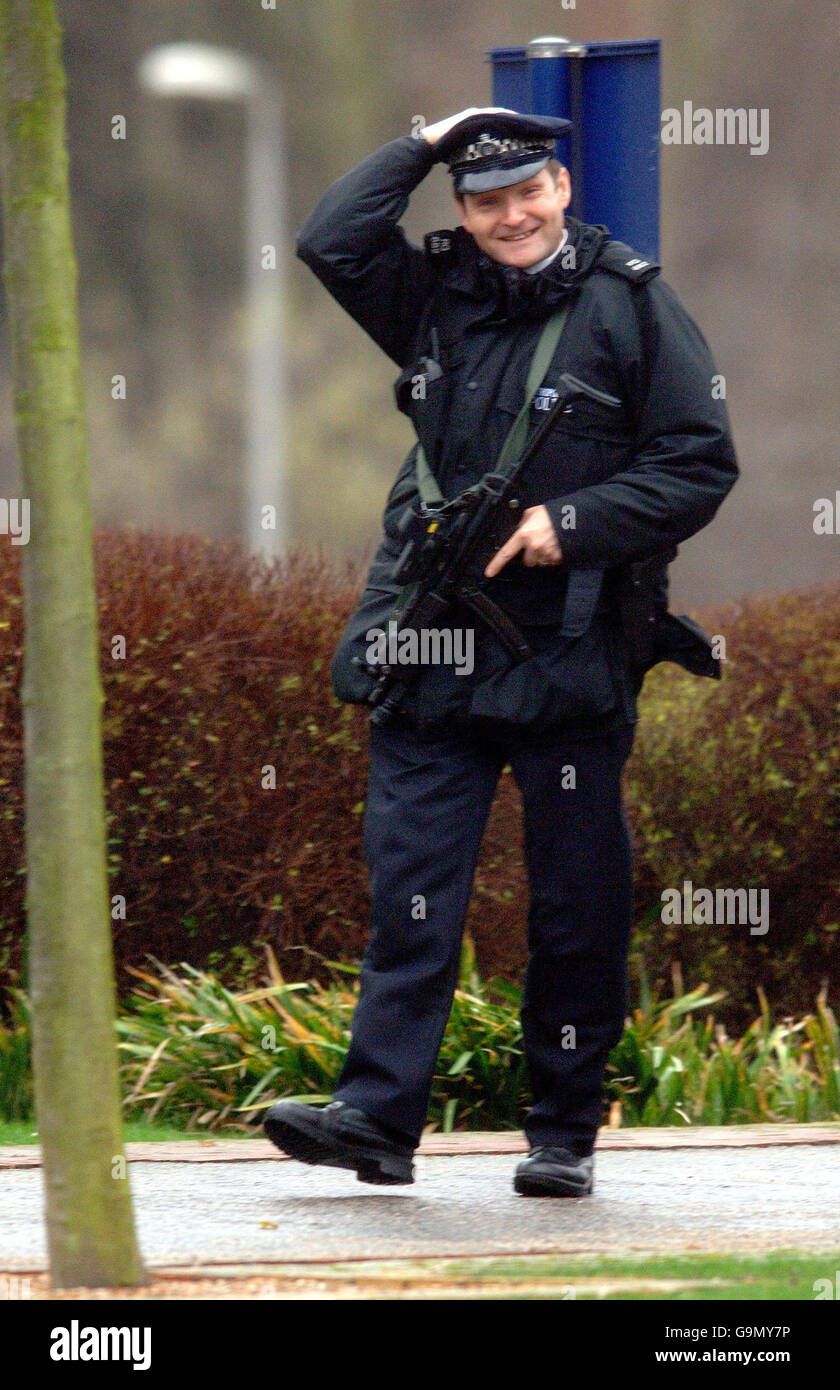 Ein bewaffneter Polizeibeamter trotzt den starken Winden am Woolwich Crown Court im Süden Londons, wo sechs Männer beschuldigt werden, am 21 2005. Juli einen extremistischen muslimischen Komplott zur Durchführung einer Reihe mörderischer Selbstmordattentate auf das Londoner öffentliche Nahverkehrssystem geschlüpft zu haben. Stockfoto