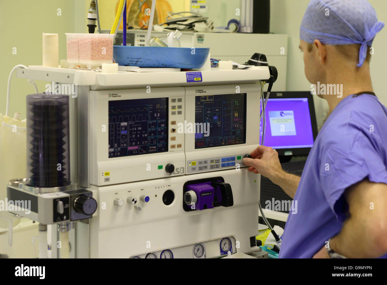 Ein Anästhesist überprüft seine Ausrüstung während einer laparoskopischen Anterior Resektion an einem Patienten im Royal Hampshire County Hospital in Winchester, Hampshire. Stockfoto