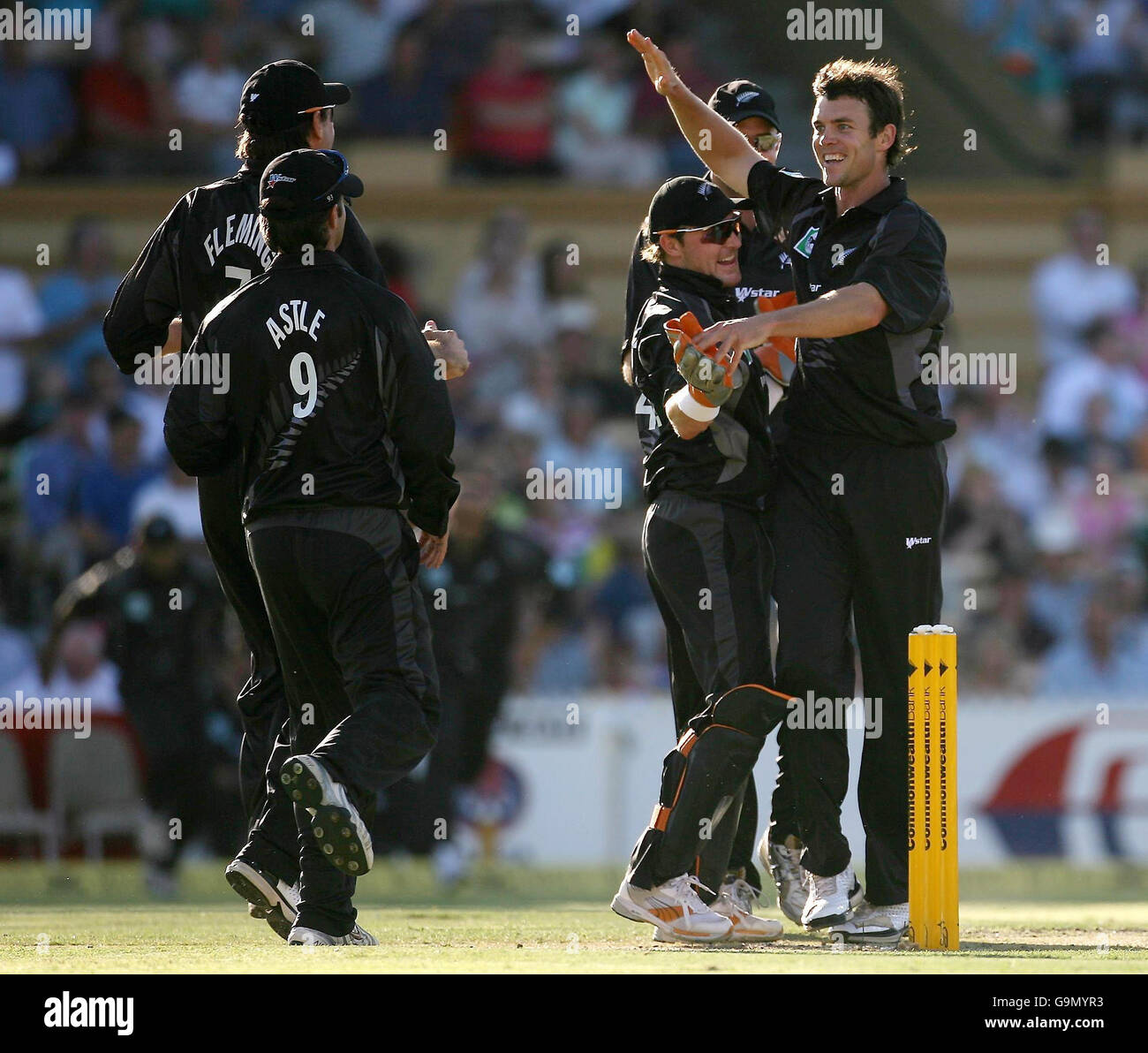 Der Neuseeländer James Franklin (rechts) feiert die Teilnahme an der Commonwealth Bank One-Day Series, Adelaide Oval, Australien. Stockfoto