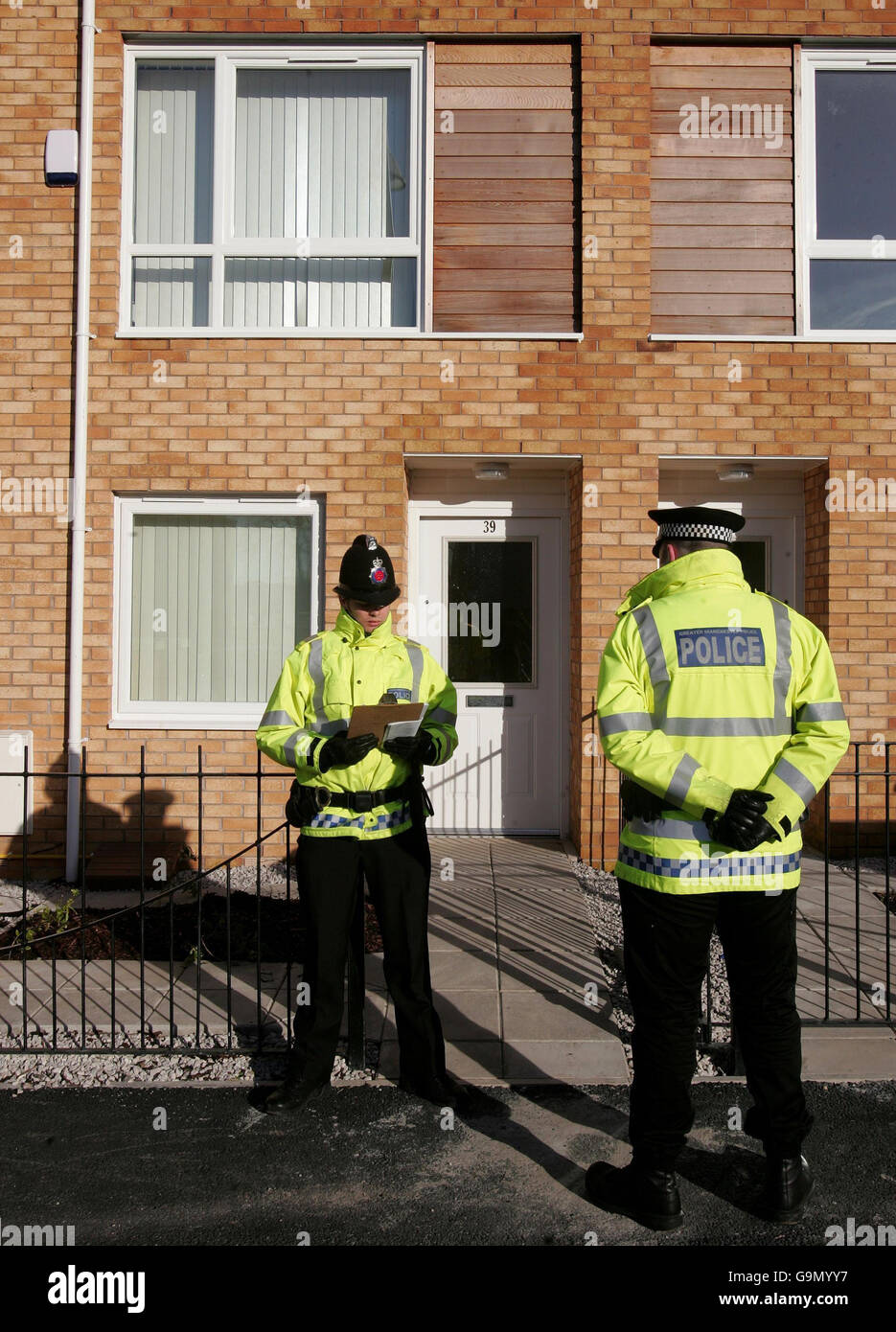 Polizeibeamte stehen vor einem Haus in Longsight, Manchester, Wache, wo ein Mann nach einer Reihe von Anti-Terror-Razzien auf Immobilien in Manchester verhaftet wurde. Stockfoto