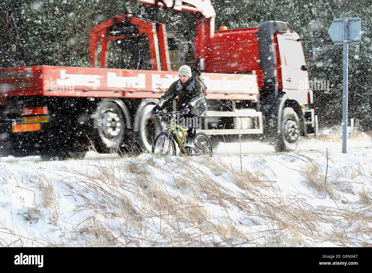 Schnee macht Autofahrern und Radfahrern auf den North Yorkshire Moors heute das Leben schwer, da der Schnee weiter fällt. Stockfoto