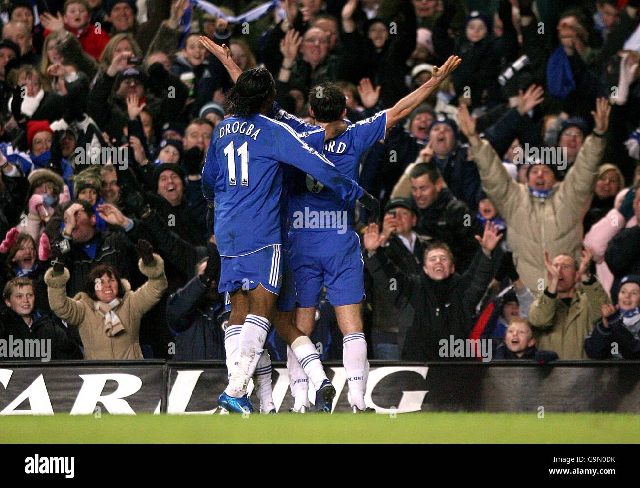 Fußball - Carling Cup - Halbfinale - Chelsea gegen Wycombe Wanderers - Stamford Bridge. Chelseas Frank Lampard feiert sein Tor vor den Fans. Stockfoto