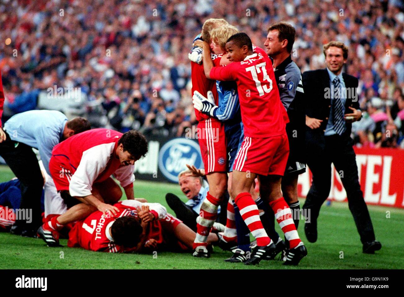 Bayern Münchens Held, Torwart Oliver Kahn (2. R), wird von den Teamkollegen Paulo Sergio (r) und Carsten Jancker (l) gehalten, während die Feierlichkeiten chaotisch werden Stockfoto