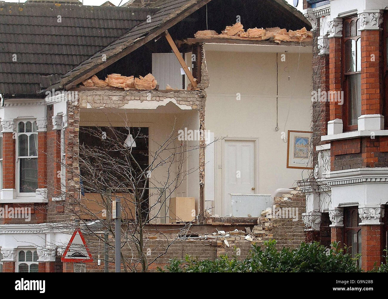 Ein beschädigtes Haus in der Chamberlayne Road im Nordwesten Londons, nachdem ein kleiner Tornado durch den Vorort von Kensal Rise gerissen wurde. Stockfoto