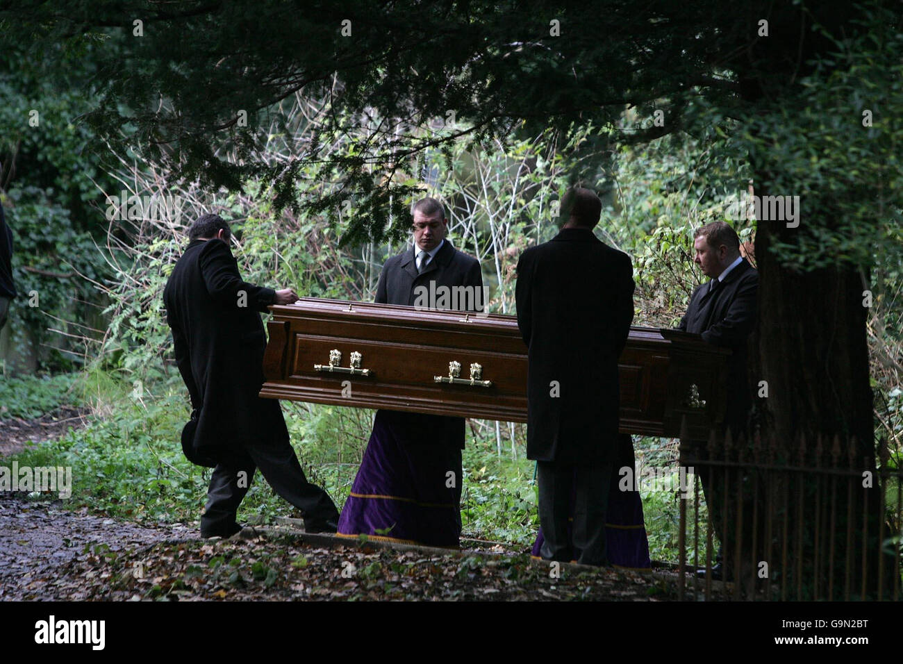 Der Sarg des ehemaligen russischen Spions Alexander Litwinenko wird während seiner Beerdigung auf dem Highgate-Friedhof im Norden Londons getragen. Stockfoto