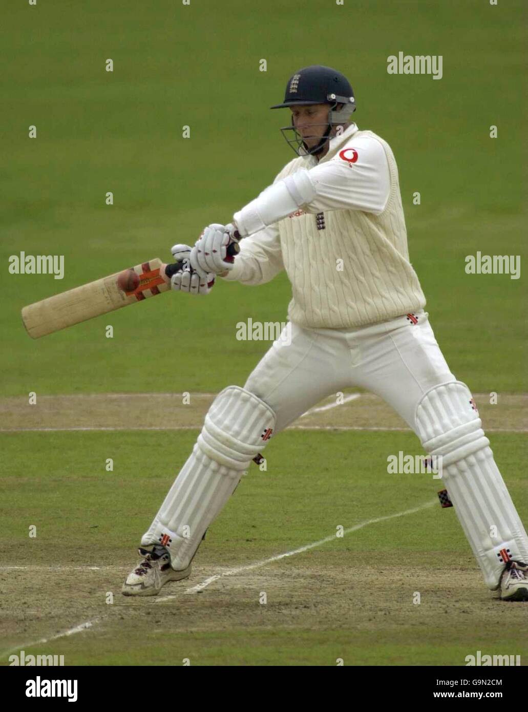 Cricket - Zweiter Test - England gegen Pakistan - Fünfter Tag. Der englische Michael Atherton knackt eins für vier der Bowlingbahnen von Saqlain Mushtaq Stockfoto