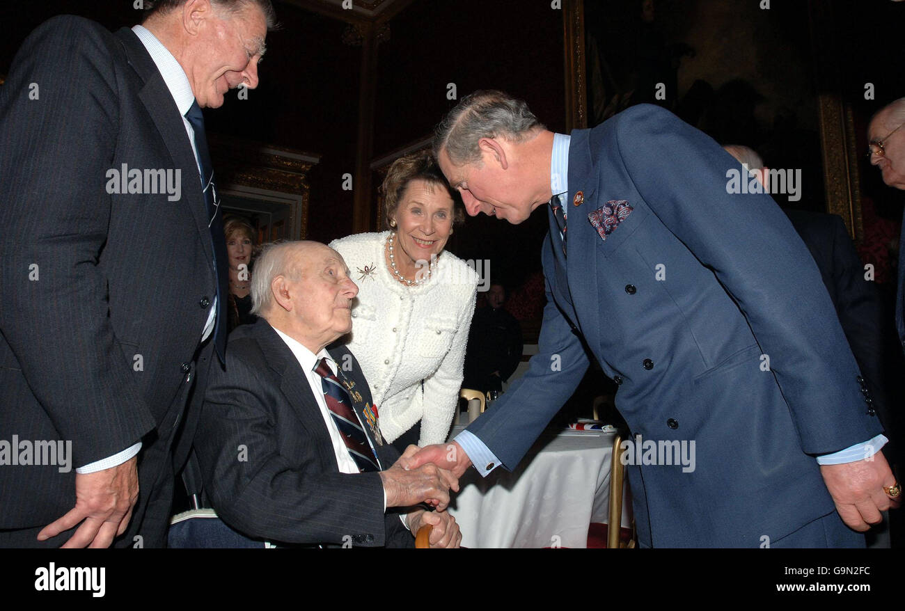 Der Prinz von Wales trifft den 110-jährigen Henry Allingham, während er und die Herzogin von Cornwall an einem Empfang für die 'Nicht vergessene Vereinigung' im St. James's Palace im Zentrum von London teilnehmen. Stockfoto