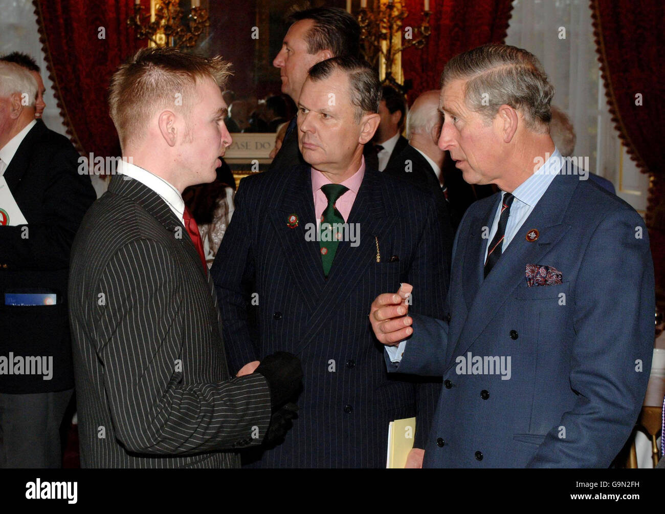 Der Prinz von Wales trifft den 19-jährigen Karl Hinnet, der in Basra verletzt wurde, und nimmt an einem Empfang für die „nicht vergessene Vereinigung“ im St. James's Palace im Zentrum von London Teil. Stockfoto