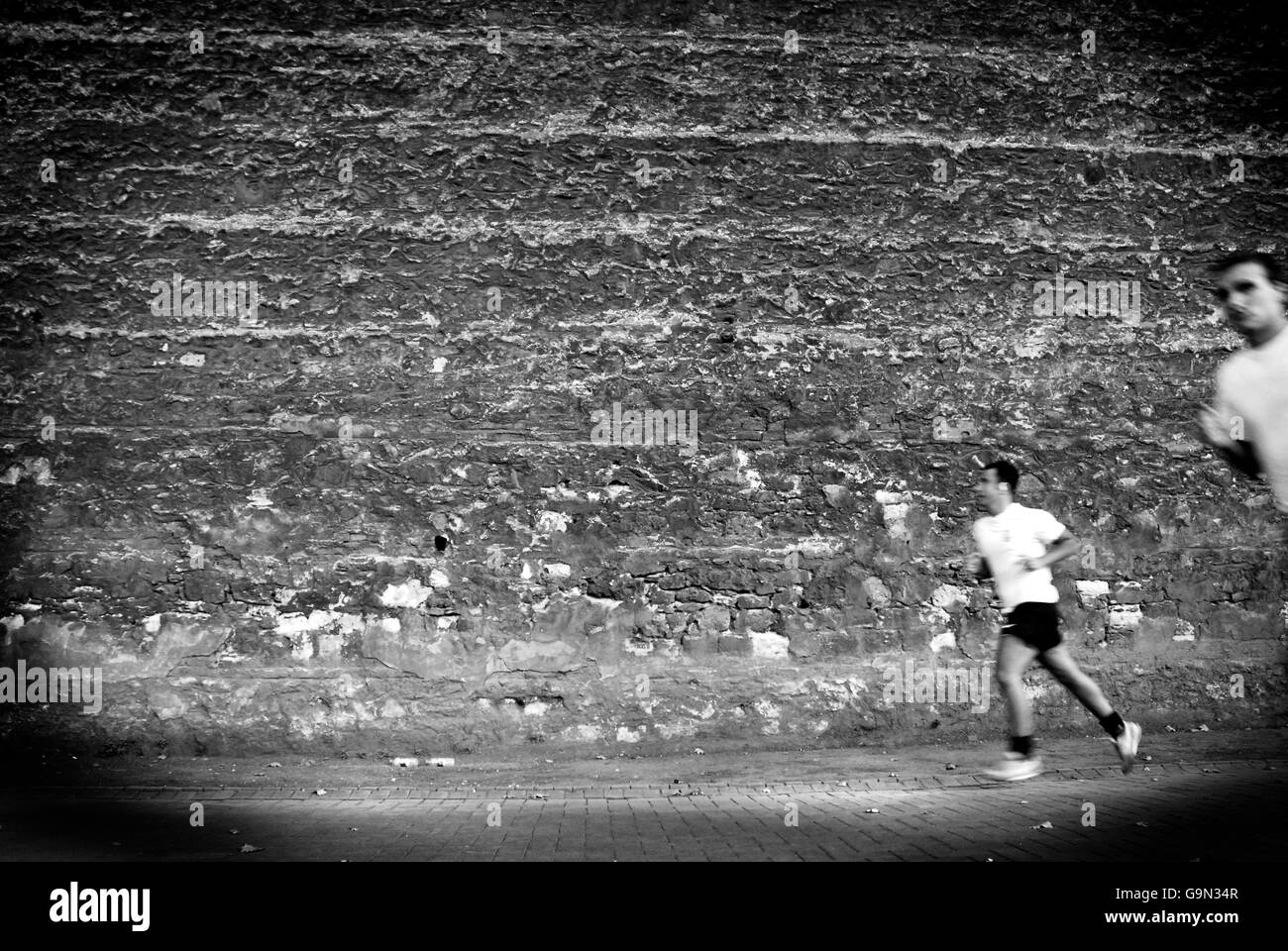 Ein Läufer, die in Besiktas praktizieren. Besiktas ist ein türkischer Sportverein, gegründet 1903, im Bezirk von Besiktas ist Grundlage Stockfoto