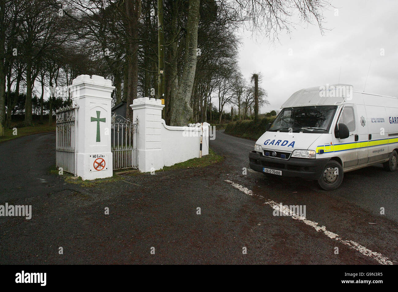 Die Szene in Dromad, in der Nähe der Grenzstadt Dundalk, Co Louth, nachdem ein Mann starb und ein anderer nach einem Zusammenstoß mit Autodieben um sein Leben kämpfte. Stockfoto