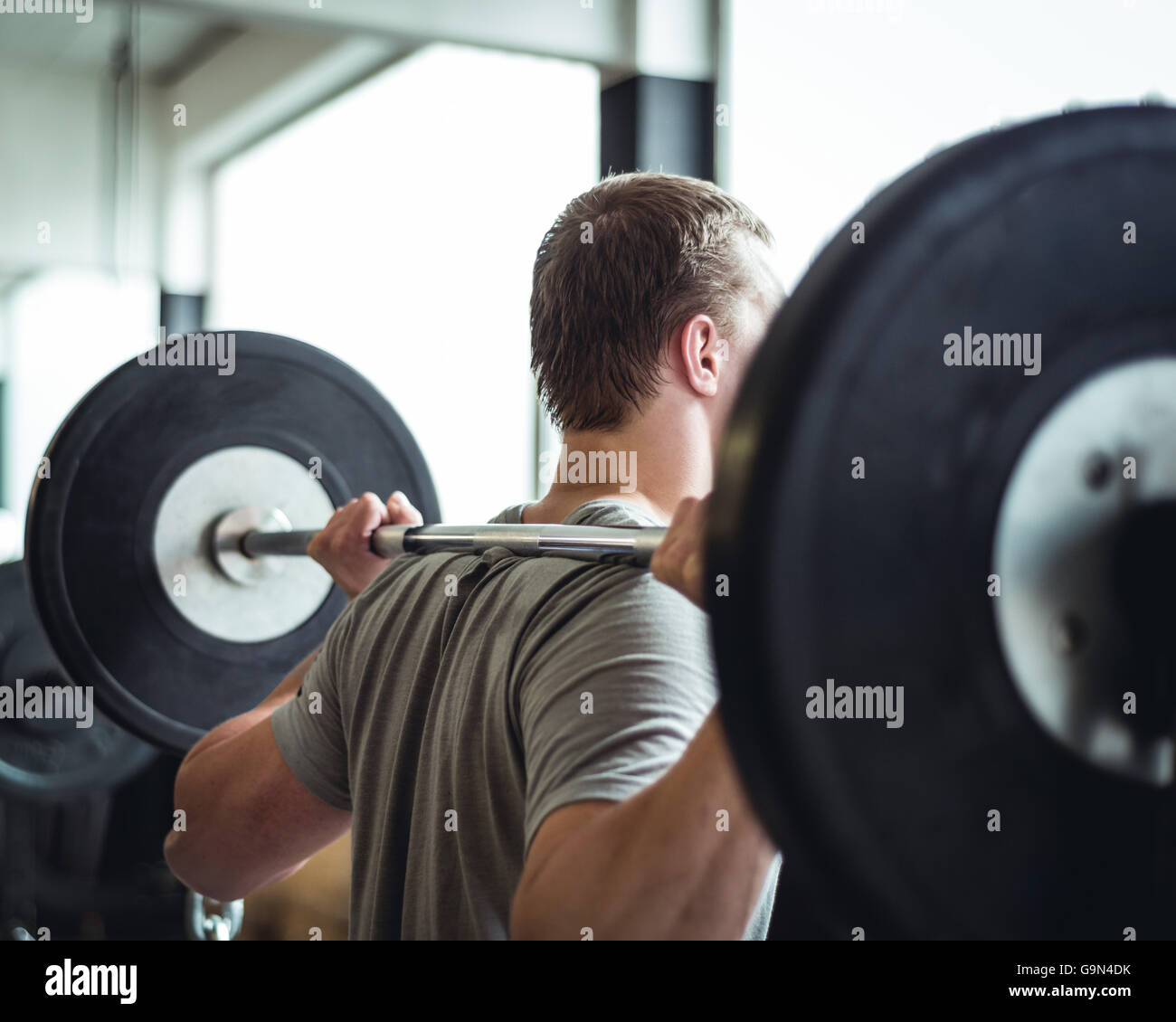 Gesundheit und Fitness in unserem Fitnessraum. Crossfit, Gewichtheben, Ausrüstung. Stockfoto