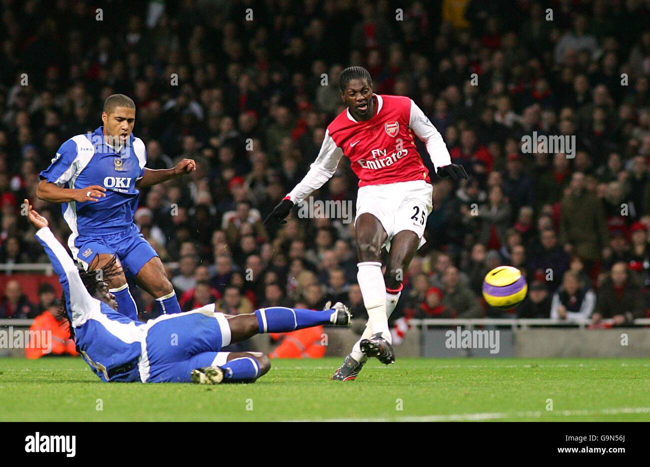 Fußball - FA Barclays Premiership - Arsenal V Portsmouth - Emirates Stadium. Emmanuel Adebayor von Arsenal schießt seinem Team das erste Tor. Stockfoto