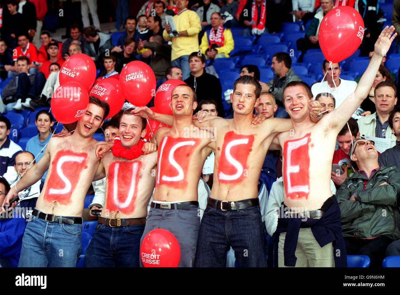 Fußball - WM 2002 Qualifikation - Gruppe 1 - Schweiz gegen Slowenien.  Schweizer Fans Stockfotografie - Alamy