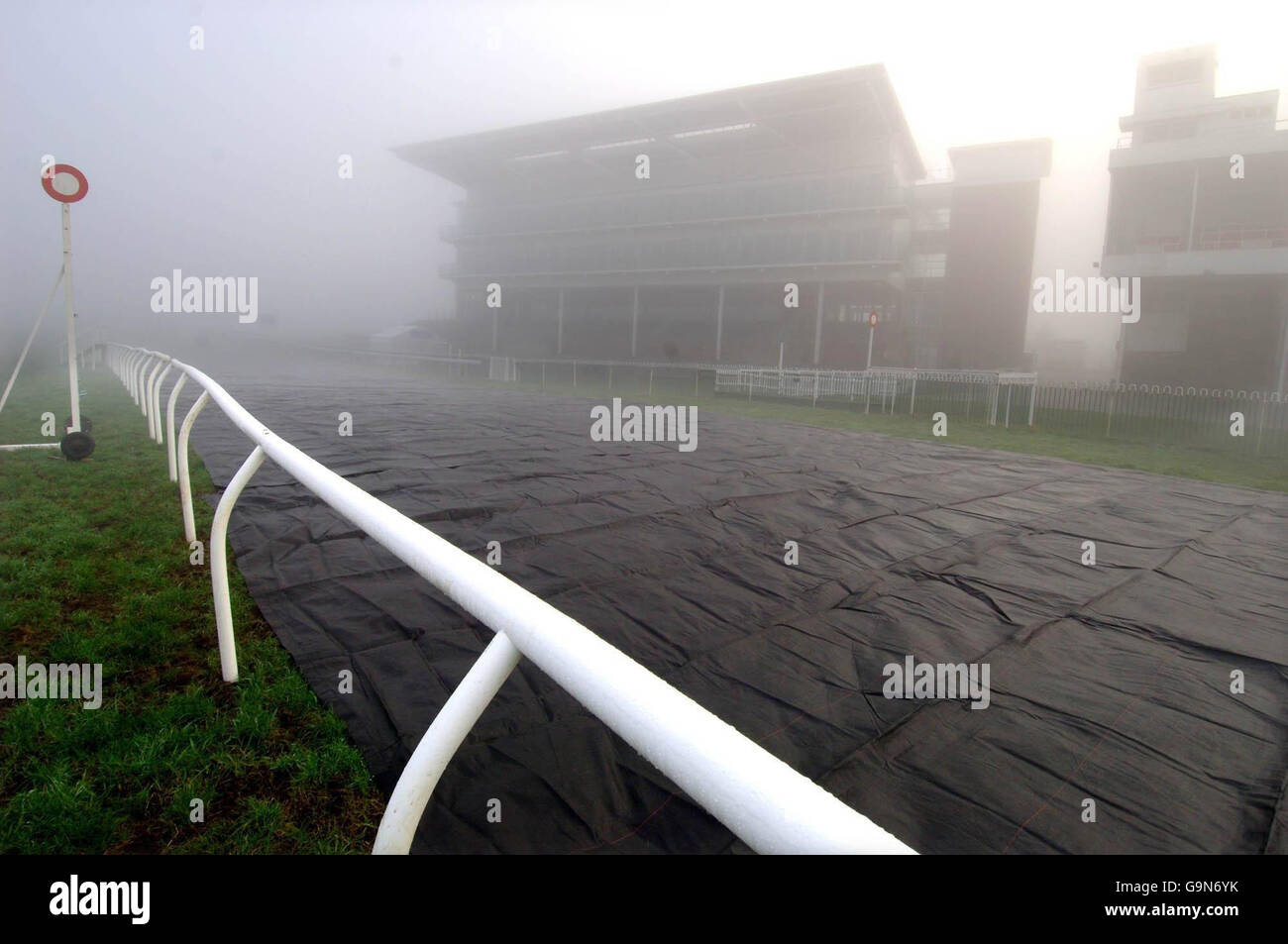 Wetherby Rennbahn ist mit Kunststoff-Folie bedeckt, um sie vor Frost und Nebel zu schützen. Stockfoto