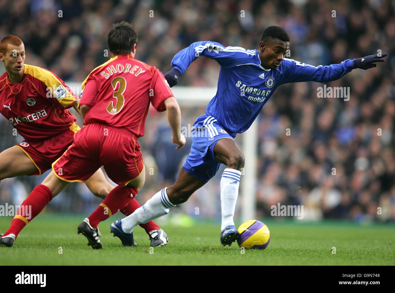 Fußball - FA Barclays Premiership - Chelsea / Reading - Stamford Bridge. Chelseas Salomon Kalou (r) Breaks kamen an Reading's Nicky Shorey vorbei Stockfoto