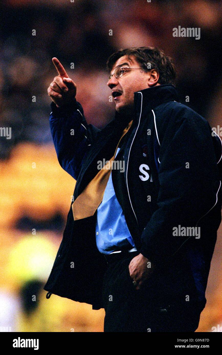 Fußball - Nationwide League Division One - Wolverhampton Wanderers gegen Bolton Wanderers. Bolton Wanderers Manager Sam Allardyce entdeckt eine interessante Wolkenformation Stockfoto