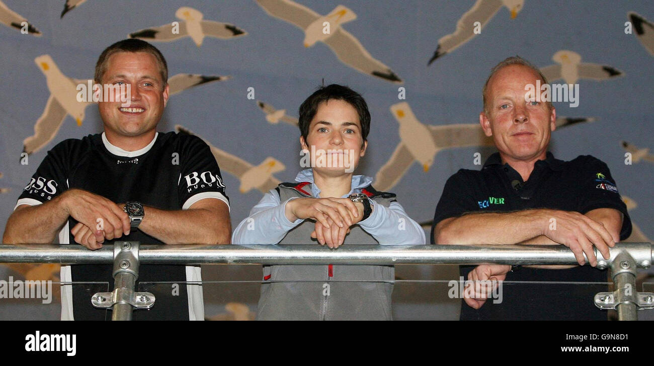 Dame Ellen MacArthur mit Alex Thomson (links) und Mike Golding (rechts) am Eröffnungstag der Collins Stewart London Boat Show 2007 im Excel Center in London. Stockfoto