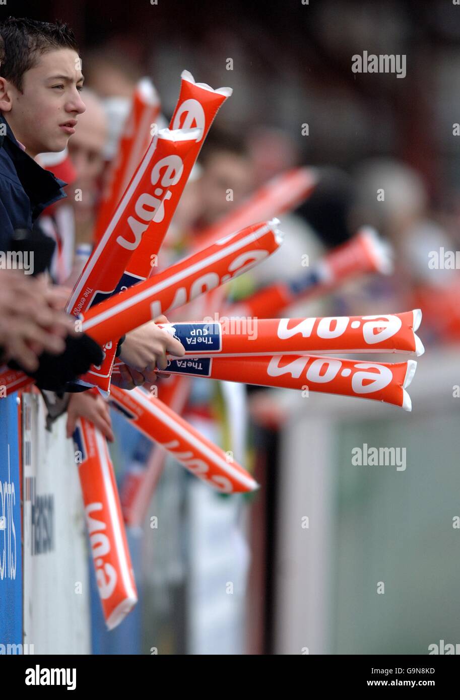 Fußball - FA Cup - Dritte Runde - Tamworth gegen Norwich City - The Lamb Ground. E-On-Beschilderung Stockfoto