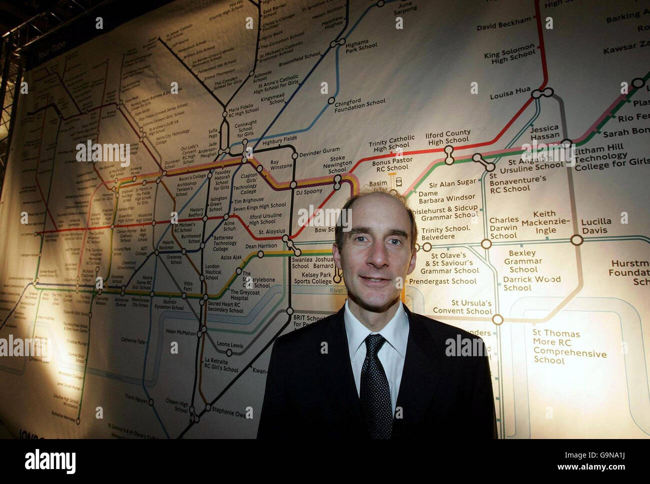 Schulminister Lord Adonis steht vor einer eigens erstellten Karte der Londoner U-Bahn, die den Erfolg der Schulen und Schüler der Hauptstadt feiert. Stockfoto