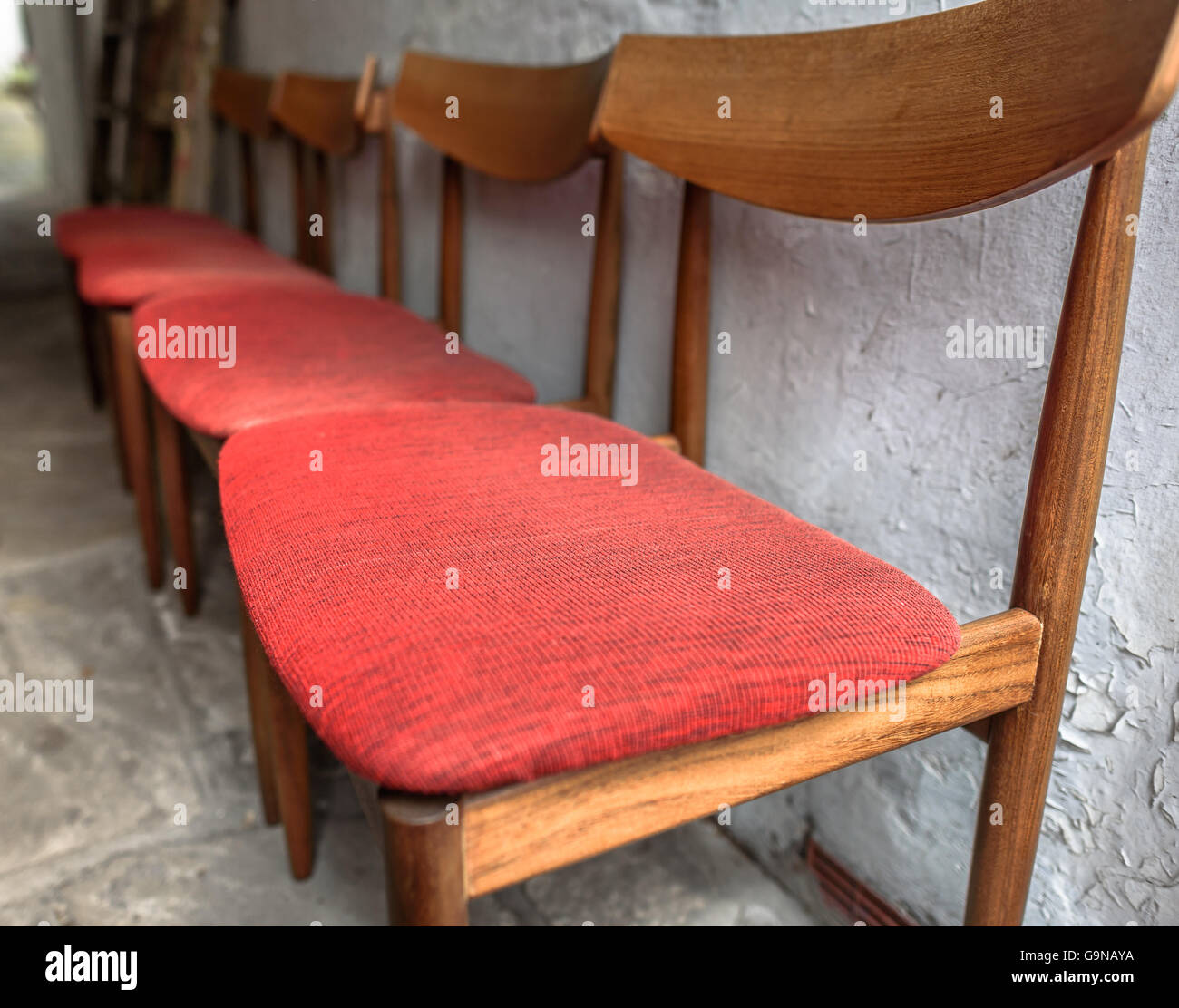 Eine Reihe von Retro-modernen Holzstühlen. Stockfoto