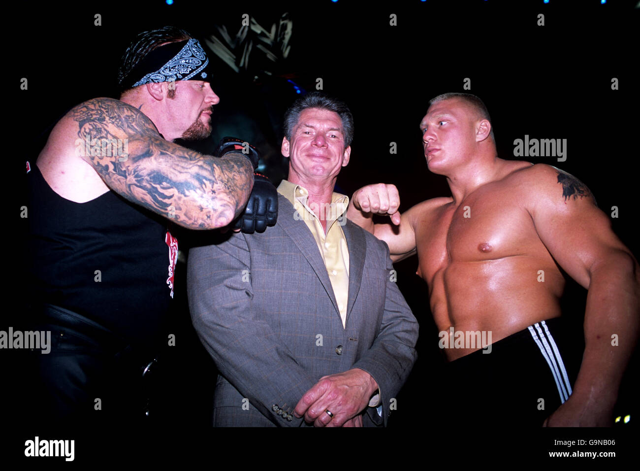 WWE-Besitzer Vincent Kennedy McMahon (c) flankiert von den Superstars The Undertaker (l) und Brock Lesnar (r) Stockfoto