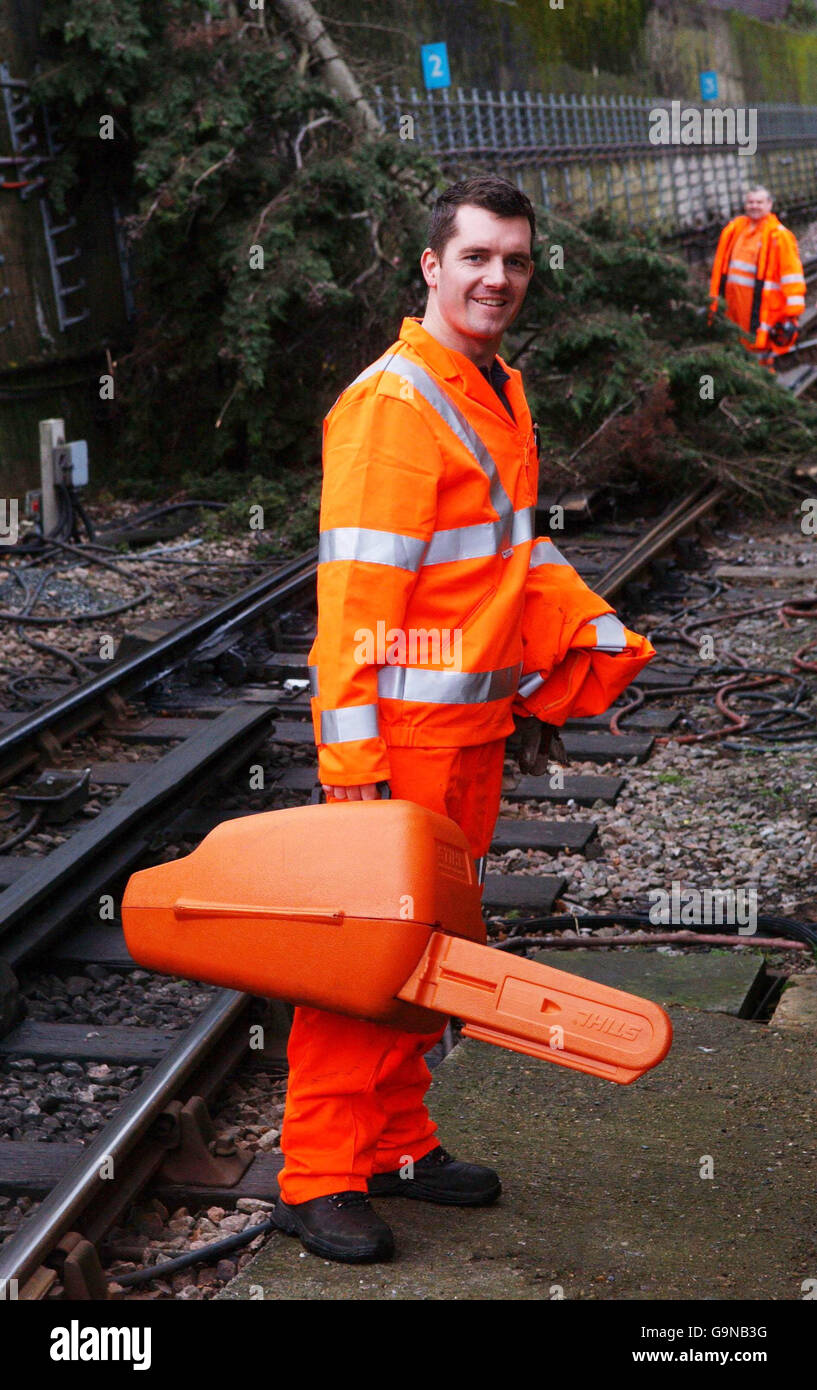 Peter Neal von der Notfallorganisation der Londoner U-Bahn bereitet sich darauf vor, einen entwurzelten Baum zu entfernen, der die Strecke an der Colindale U-Bahnstation im Norden Londons versperrte. Stockfoto