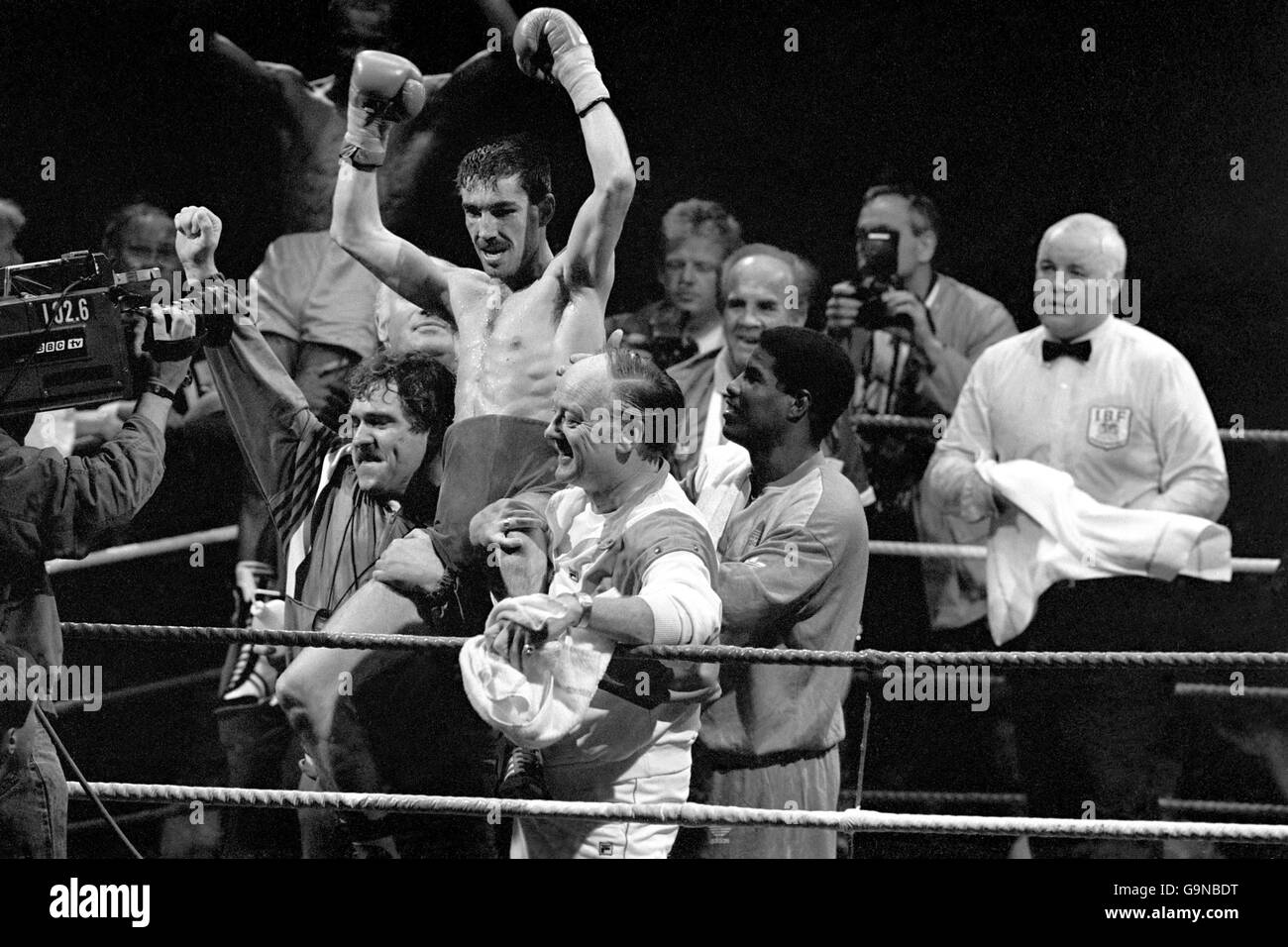 Dave McAuley wird von ihm schulterhoch über den Ring getragen Nach dem Sieg über den Titel „World Flyweight“ von Duke McKenzie zu Punkten Stockfoto