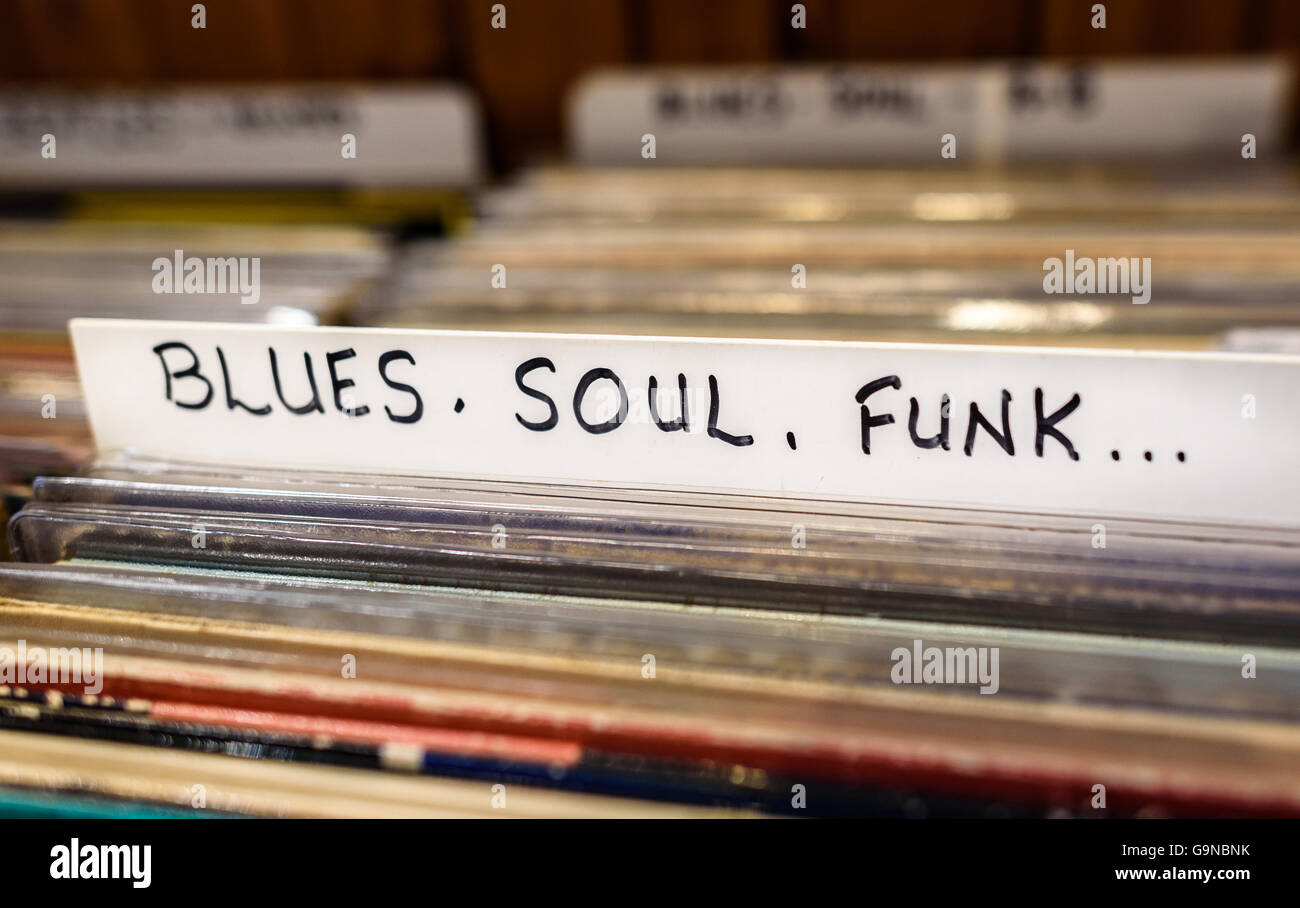 Eine Auswahl an Blues Soul und Funk Vinyl-Alben in einem Second Hand Laden zu verkaufen. Stockfoto