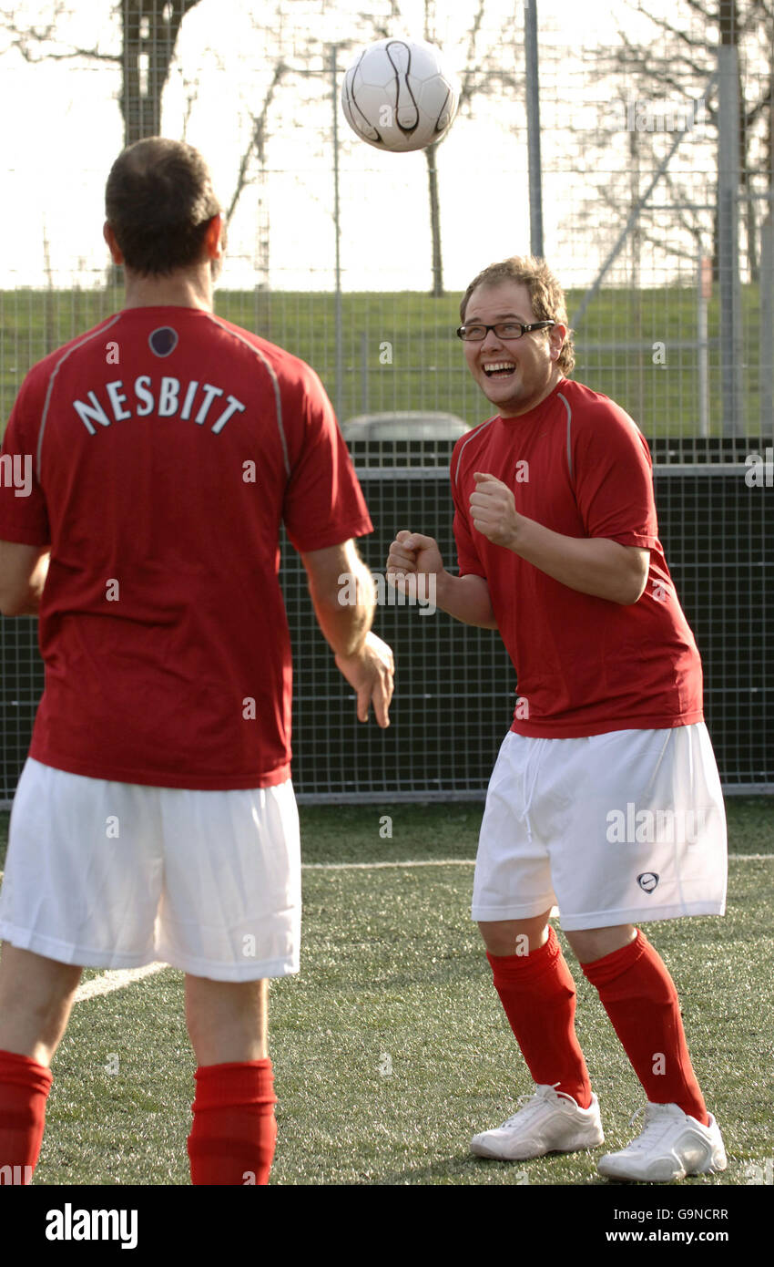 James Nesbitt und Alan Carr während der Dreharbeiten für das Friday Night Project in der Crystal Palace Football Academy in Süd-London. Stockfoto