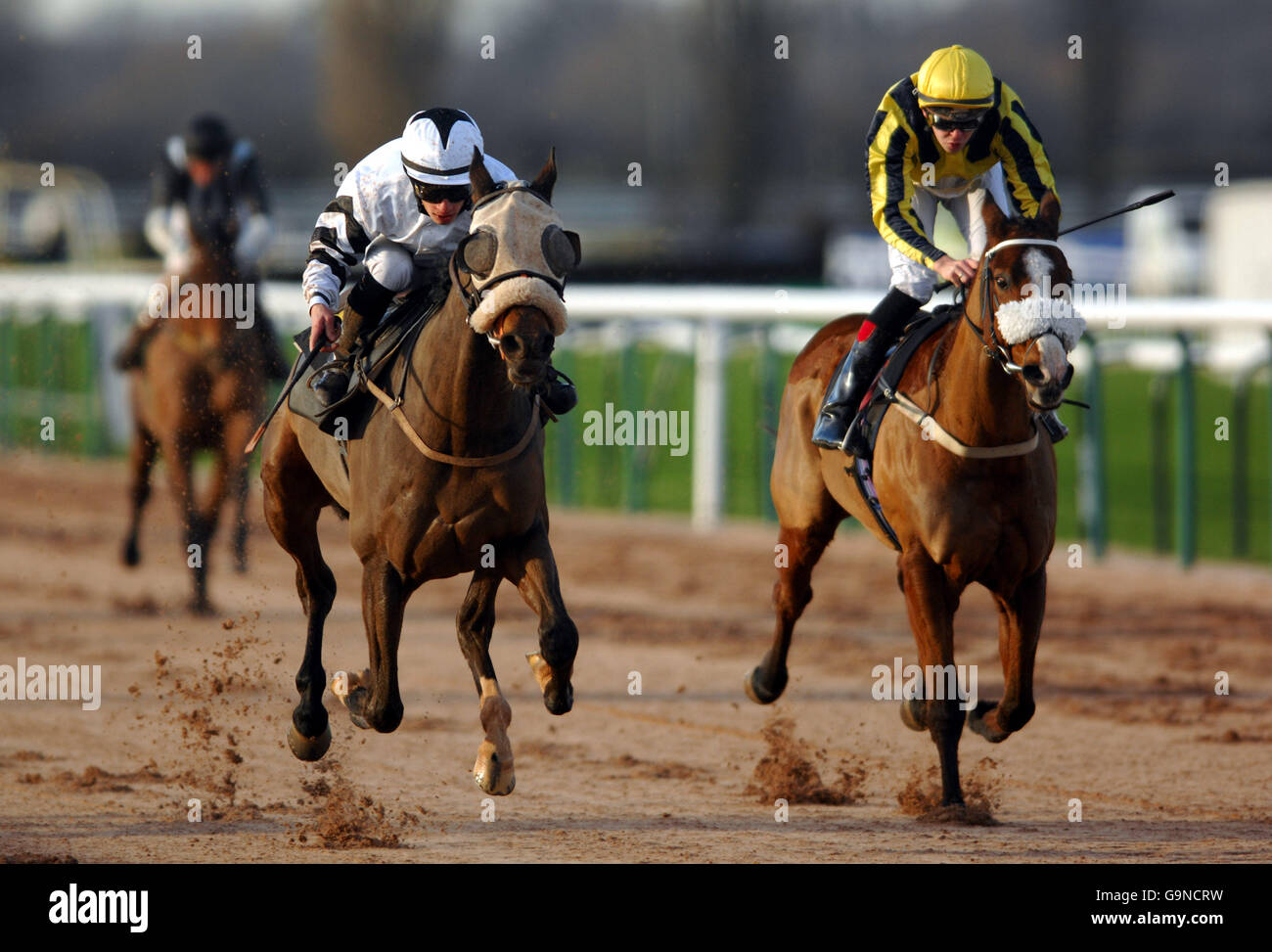 Pferderennen - Southwell Racecourse. Red River Rock, der von Silvestre De Sousa geritten wird, kommt nach Hause, um die eingestuften Pontin's Family Holidays-Einsätze zu gewinnen Stockfoto