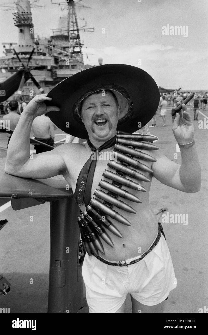 Kenneth 'Rocky' Hudson, ein Kleinoffizier an Bord von HMS Hermes, gekleidet als Argentian Spy während eines lustigen Tages am Ostersonntag, während er auf See im Südatlantik war. Stockfoto