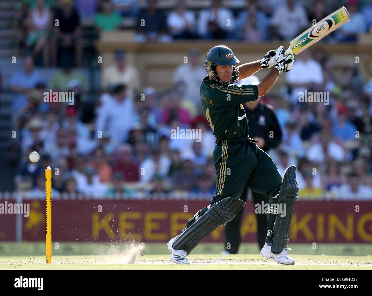 Der Australier Ricky Ponting erzielt beim One Day International Spiel im Adelaide Oval in Adelaide, Australien, ein Spiel gegen England. Stockfoto