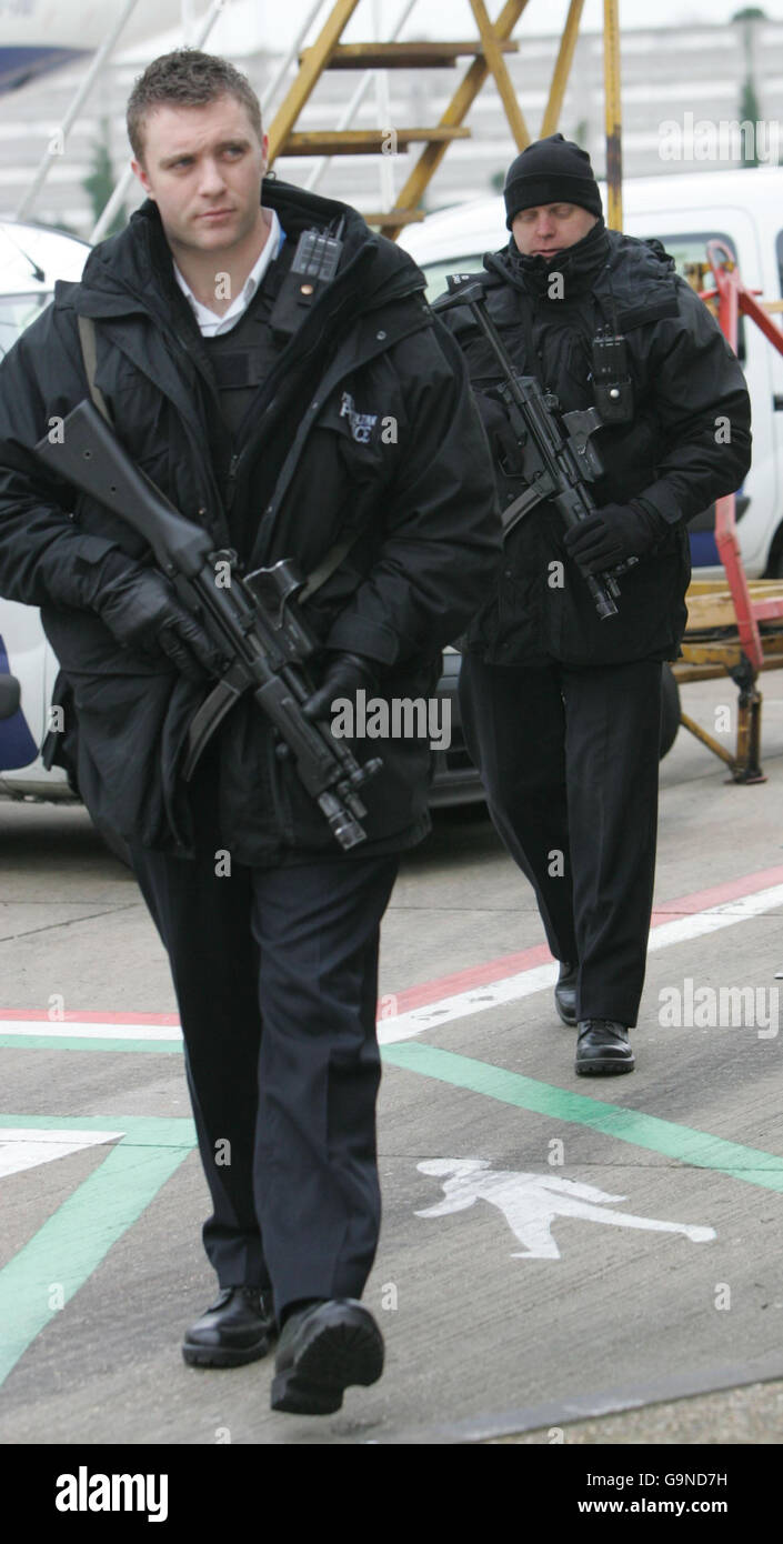 Bewaffnete Polizei beobachten die Abreise von Prince of Wales und Die Herzogin von Cornwall in Heathrow für die USA Stockfoto