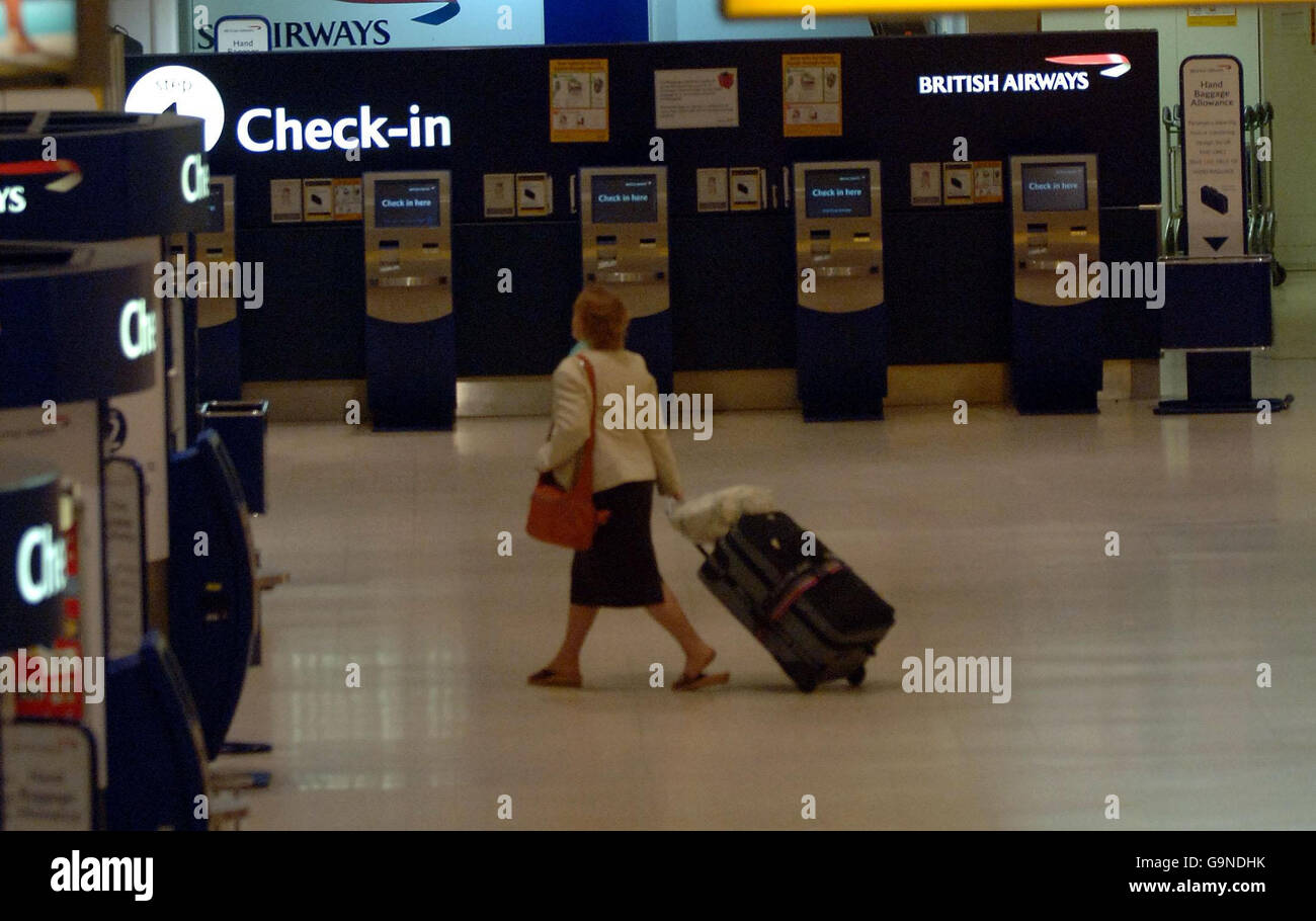 Ein Passagier checkt am Terminal 1 des Flughafens Heathrow an dem Tag ein, an dem die Fluggaststeuer kontrovers verdoppelt wurde. Stockfoto