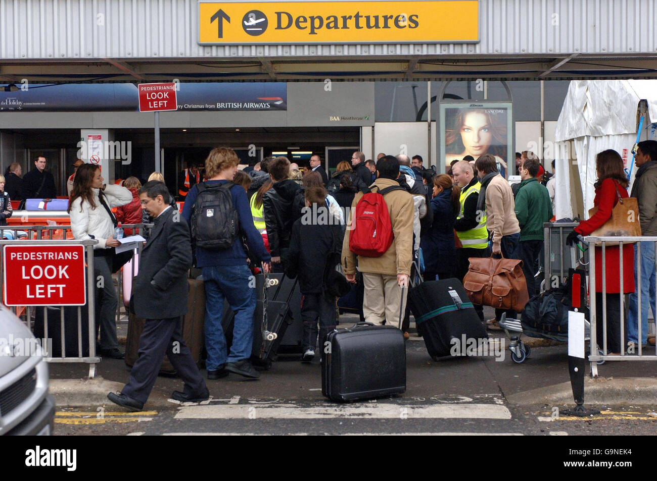 Der Flughafen Heathrow kehrt zur Normalität zurück, nachdem eisiger Nebel für viele Passagiere, die in die festliche Pause aufbrechen, zu Verzögerungen geführt hat. Stockfoto