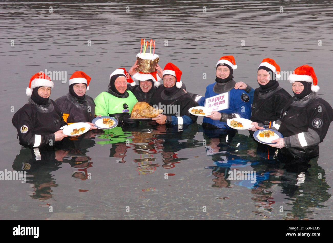 Foto von Mitgliedern der Bolton Area Divers, die heute ihre Weihnachtsmahlzeiten im Capernwray Quarry, Capernwray, Lancashire, unter Wasser aßen. Stockfoto