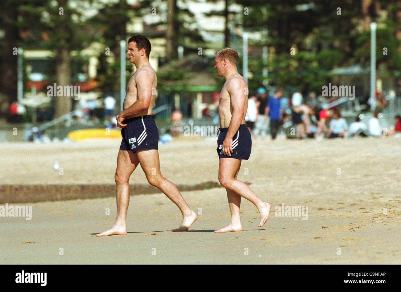 Britische Löwen Martin Johnson und Neil Back Gehen Sie am Manly Beach in Sydney zum Wasser hinunter. Stockfoto