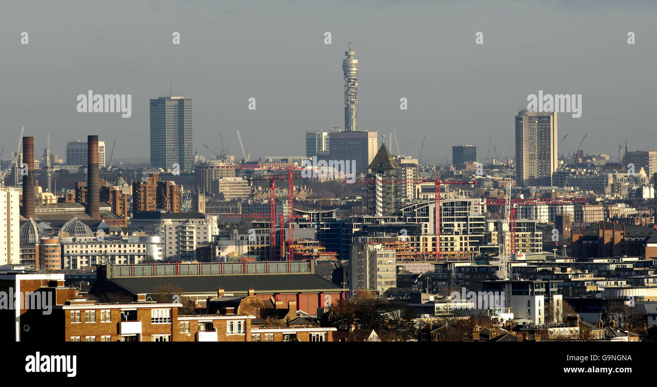 Tennis - Centre Court - Wimledon. Skyline von London im Winter. Stockfoto