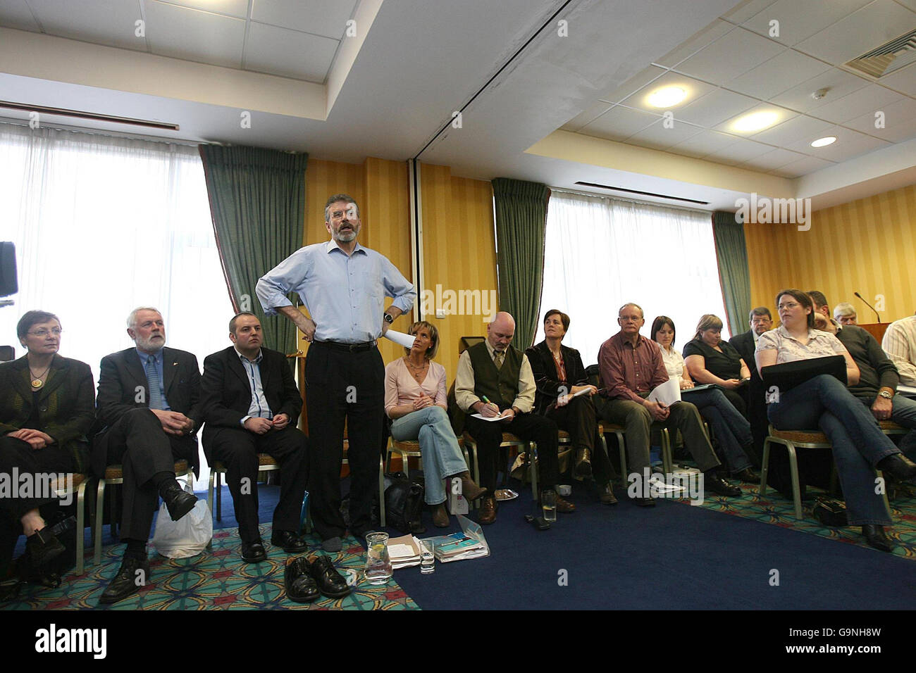 Gerry Adams von Sinn Fein, mit den Schuhen aus, spricht mit seinen Vorwürfen vor dem ARD-Comhairle-Treffen im Great Southern Hotel Dublin, bei dem die Partei die Pläne für einen ARD-Fheis zur Entscheidung über ihre Politik der Polizeiarbeit diskutierte. Stockfoto