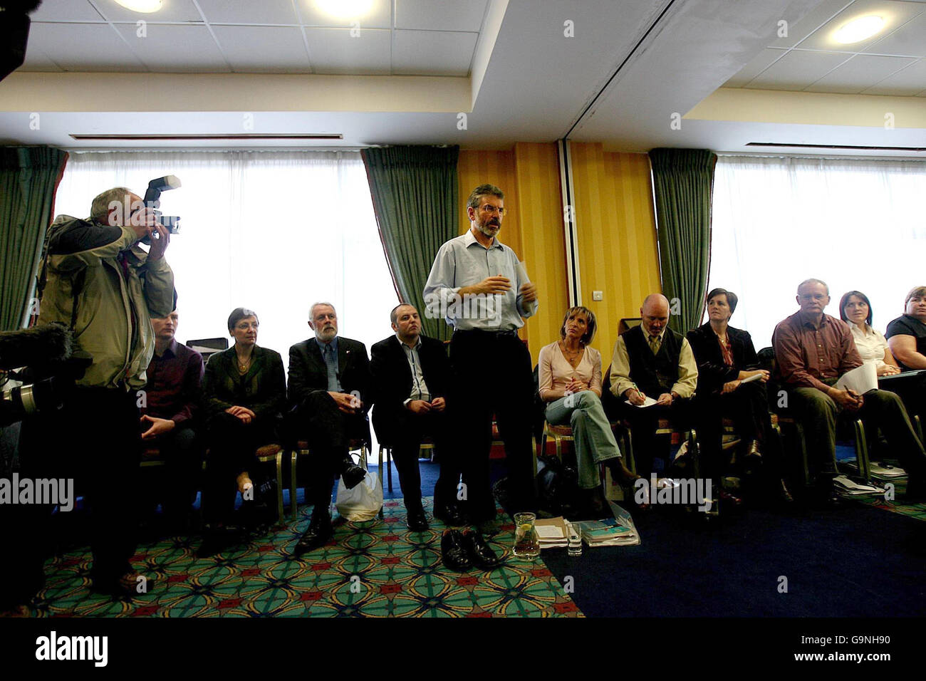 Sinn Feins Gerry Adams spricht bei der ARD-Comhairle-Sitzung im Great Southern Hotel Dublin, bei der die Partei die Pläne für eine ARD-Fheis zur Entscheidung über ihre Politik der Polizeiarbeit diskutierte. Stockfoto