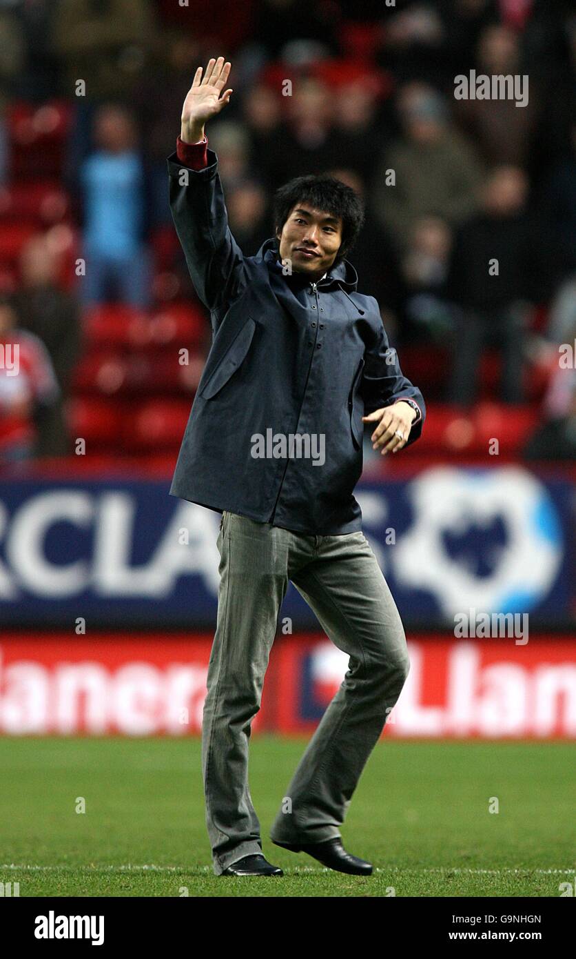 Fußball - FA Barclays Premiership - Charlton Athletic / Middlesbrough - The Valley. Der neue Charlton Athletic unterzeichnet Zheng Zhi. Stockfoto