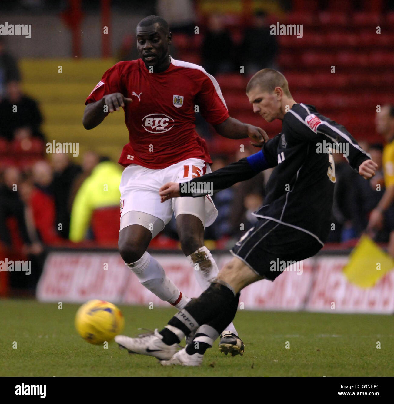 Enoch Shofumi (links) von Bristol City kämpft gegen Tranmere Rovers' Shane Sherriff während des Coca-Cola League One Spiels am Ashton Gate in Bristol. Stockfoto