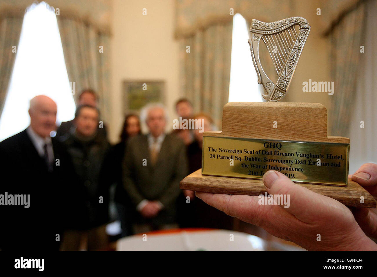 William McGuire vom McGuire-Clan - Hüter des Souveränen Siegels von Irland - hält das Siegel im Mansion House, Dublin, während einer Zeremonie zum 88. Jahrestag des Dail Eireann. Stockfoto