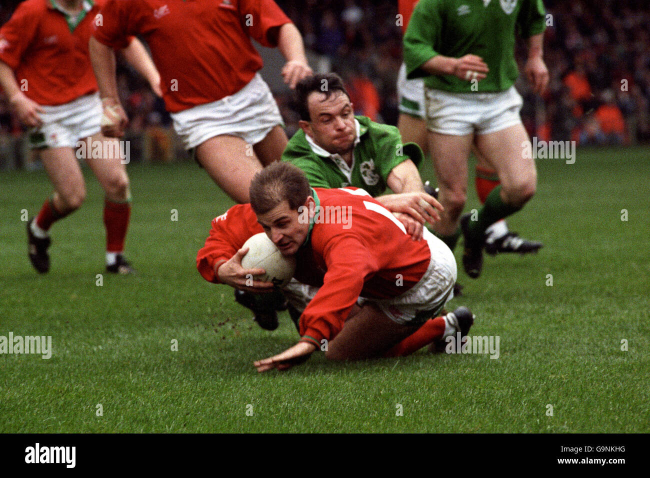 Rugby Union - Five Nations Championship - Wales / Irland - Nationalstadion. Der walisische Mike Rayer wird innerhalb von Zentimetern von der irischen Testlinie heruntergefahren Stockfoto