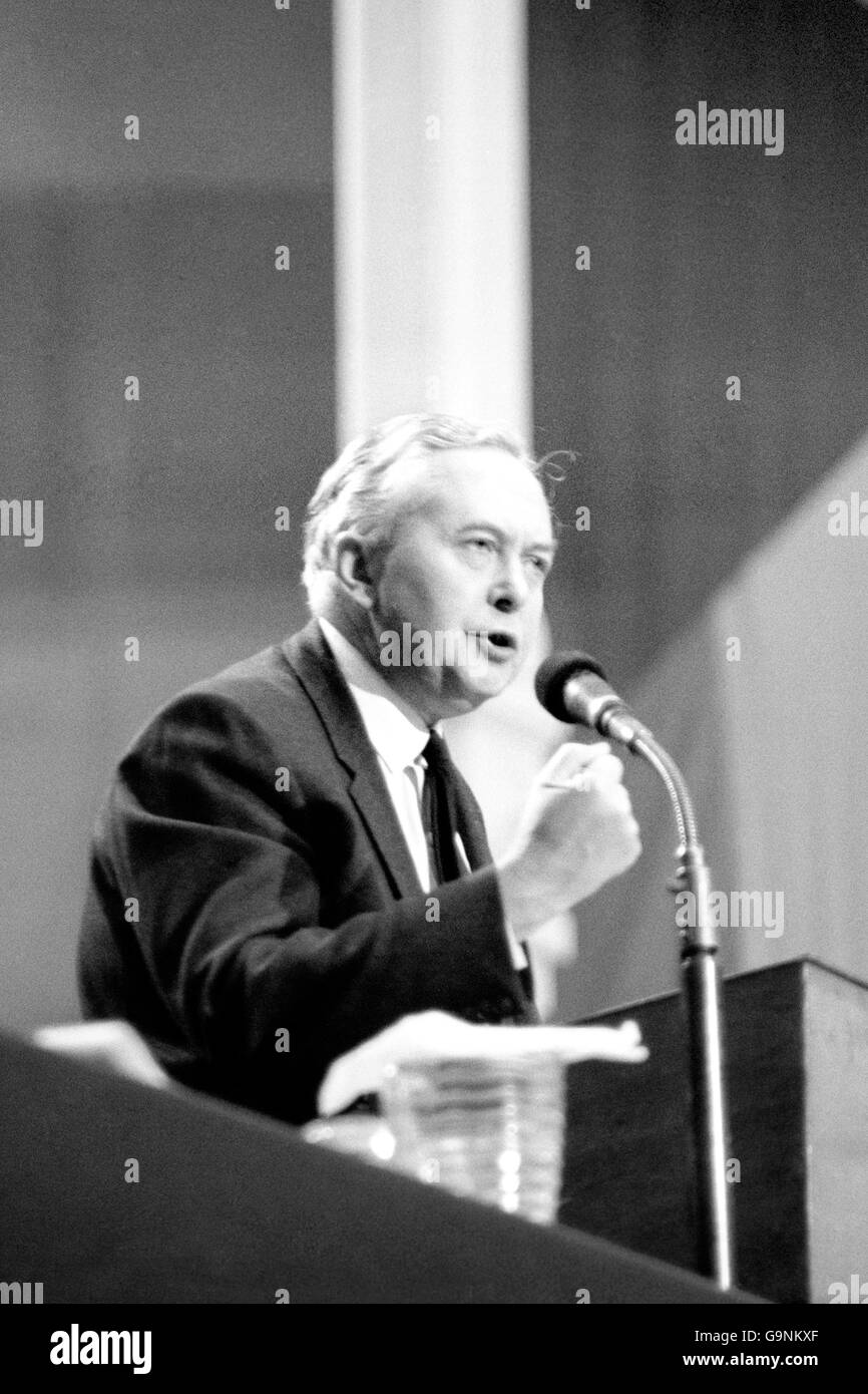 Harold Wilson, als er sich zu einem großen Willkommen erhob, bevor er seine erste Ansprache an die Labour Party Conference hielt, seitdem er Parteiführer wurde. Er debütierte mit der Einführung der Parteipolizei Broschüre über die wissenschaftliche Revolution. Stockfoto