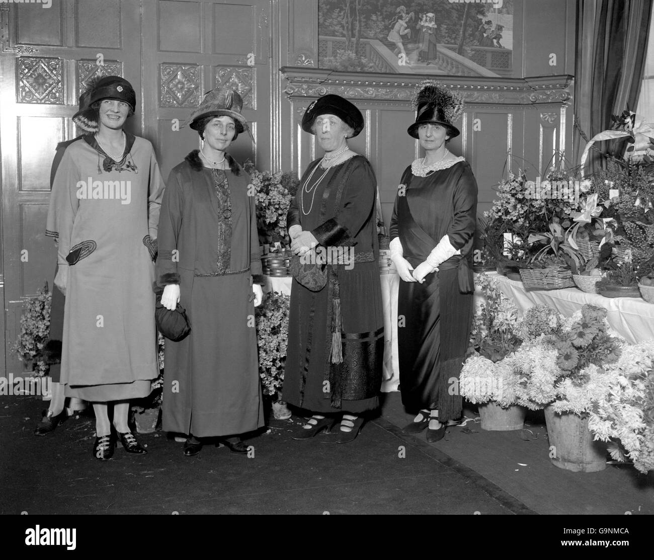 Prinzessin Helena Victoria führte die Eröffnungszeremonie des Red Triangle Bazaar im Claridge's Hotel zugunsten des Red Triangle London Working Boys' Club durch. Von links nach rechts) Frau D. Gordon, Herzogin von Atholl, Prinzessin Helena Victoria und Frau Norris am Stand, wo die königlichen Blumen und Früchte zu sehen sind. Stockfoto
