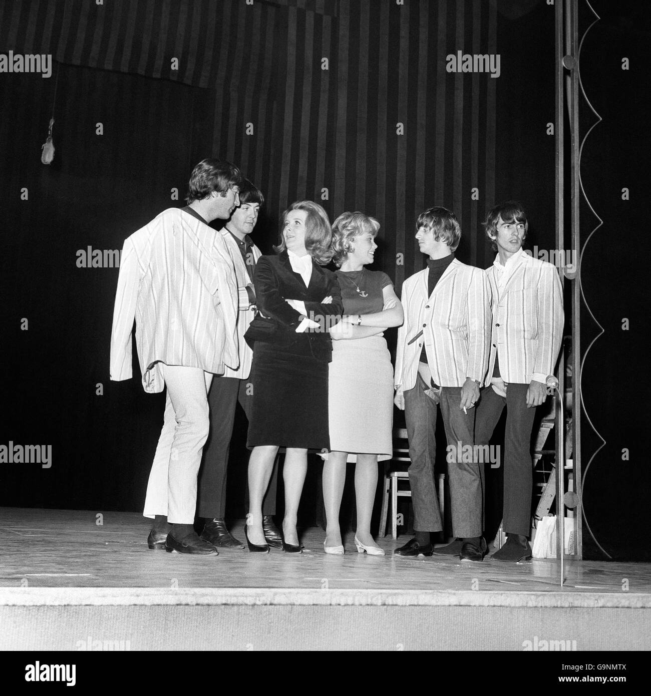 Night of One Hundred Stars sind Millicent Martin (links) und Hayley Mills mit den Beatles, John Lennon, Paul McCartney, Ringo Starr und George Harrison im Londoner Palladium. Stockfoto