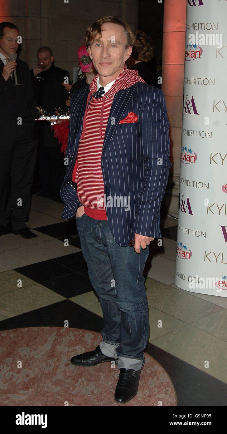 Jasper Conran kommt für Kylie - The Exhibition, eine neue Ausstellung, die untersucht, wie Kylie als Performerin ihre Garderobe verwendet hat, um ein weltweit bekanntes Bild zu schaffen, im Victoria & Albert Museum im Zentrum von London. Stockfoto